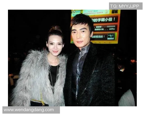 足球裁判与世界球星亲密合影瞬间展现赛场背后不为人知的故事 足球裁判与世界球星亲密合影瞬间展现赛场背后不为人知的故事