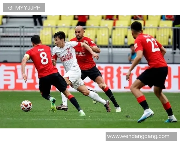 足球球星激烈对抗中流鼻血 意外瞬间引发球迷热议 足球球星激烈对抗中流鼻血 意外瞬间引发球迷热议