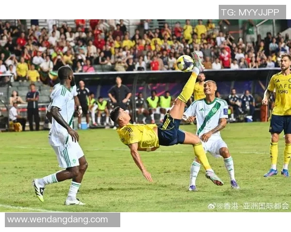 足球巨星与花式足球的完美碰撞展现非凡技艺与创意无限的视觉盛宴