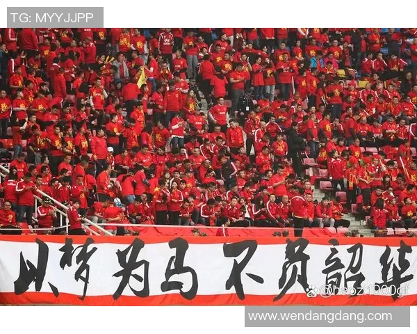 为你加油 我们一直在你身后 共同见证足球传奇的诞生 为你加油 我们一直在你身后 共同见证足球传奇的诞生